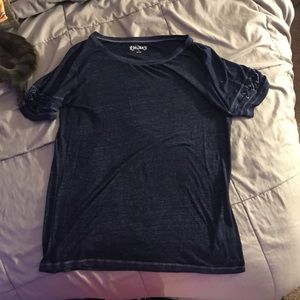 T-Shirt with strings on sleeves
